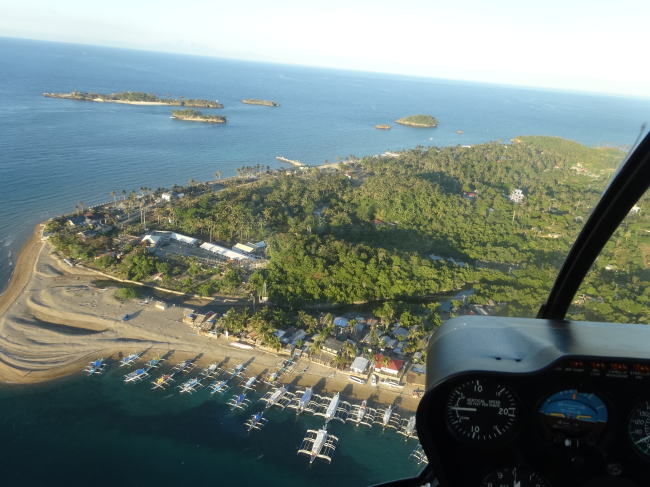 ボラカイ島をヘリコプター上空から眺める